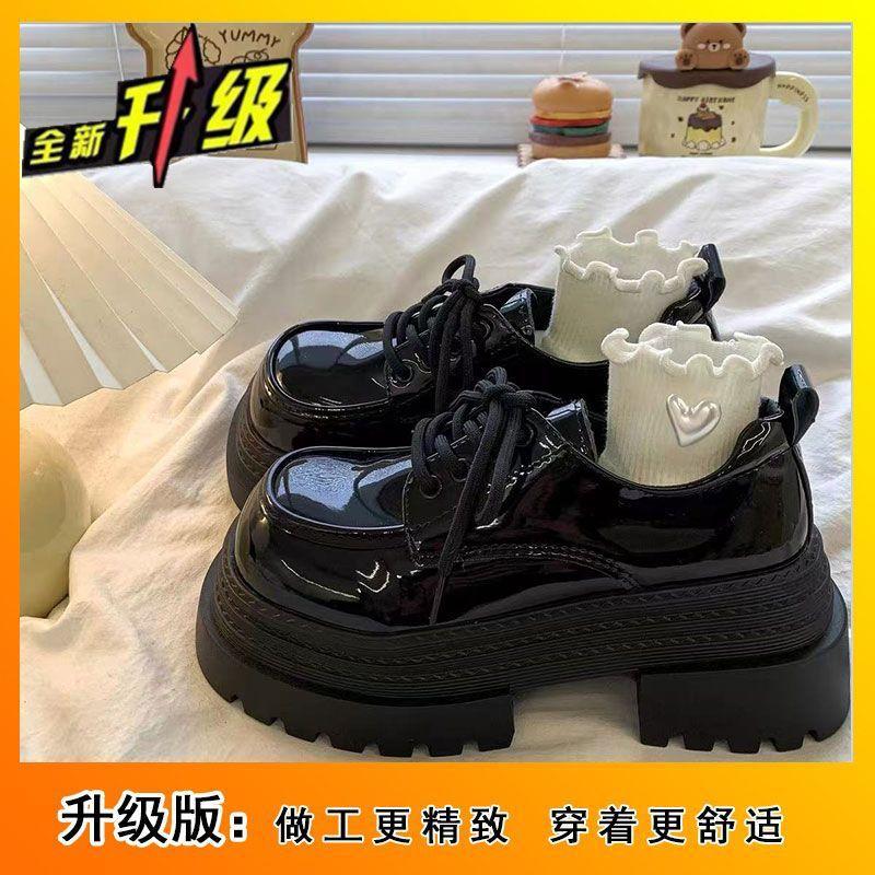 Små läderskor dam 2025 vinter nya små retro svarta platå franska djup urringning snörning höjande loafers