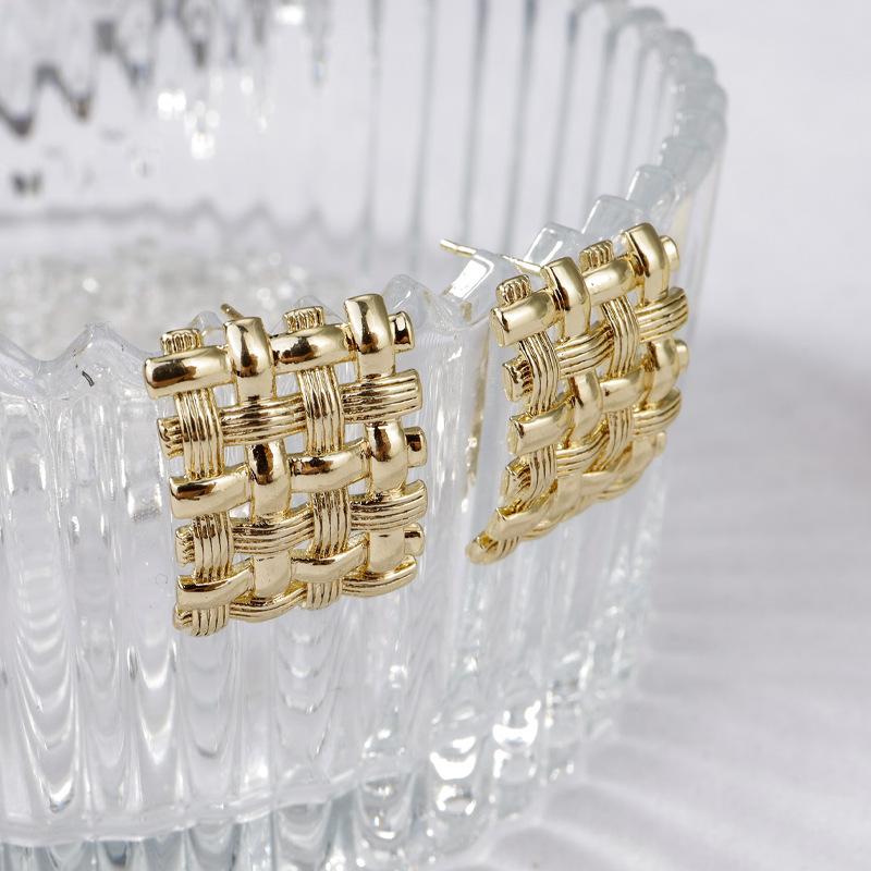 Metal Weave Stud Earrings: Sophisticated European and American Autumn/Winter Fashion for Women.