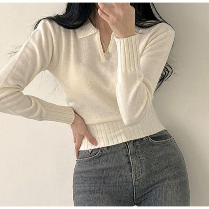 Weicher und cremiger Strickpullover für zierliche Frauen