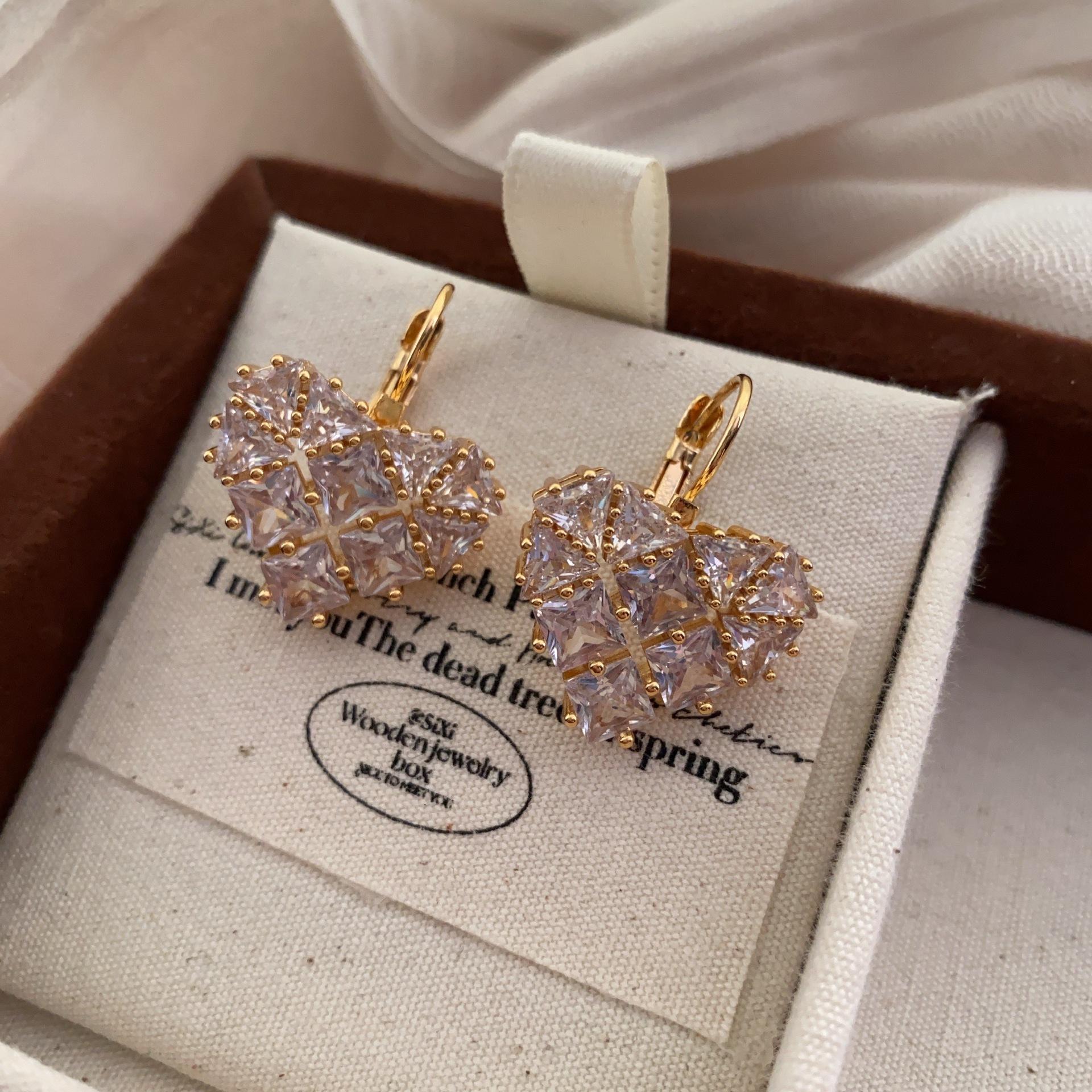 French Zircon Love Earrings Women S 20 Peach Heart Earrings, Niche Design Stud Earrings, High-End Earrings.
