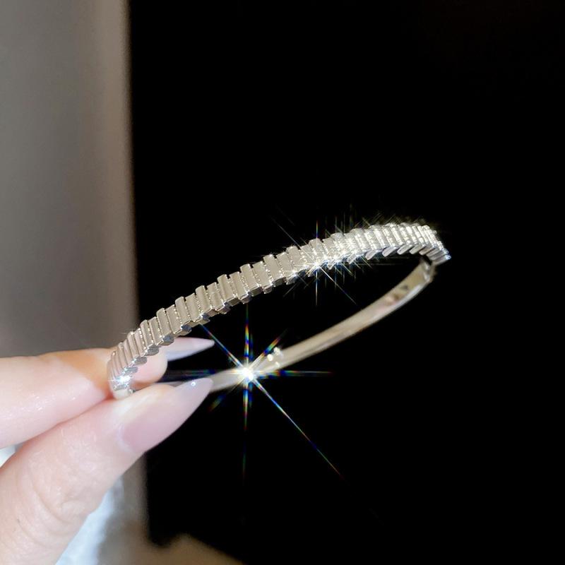 Elegant Geometric Rhinestone Zircon Buckle Bracelet: A Versatile and Luxurious Accessory for Women