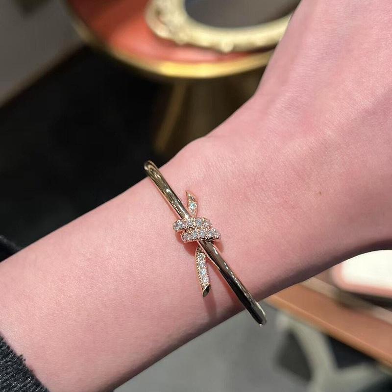 2026 Knot Bracelet Women's Premium Light Luxury Diamond Plated 18K Gold Kink Bracelet Jewelry Hand Jewelry