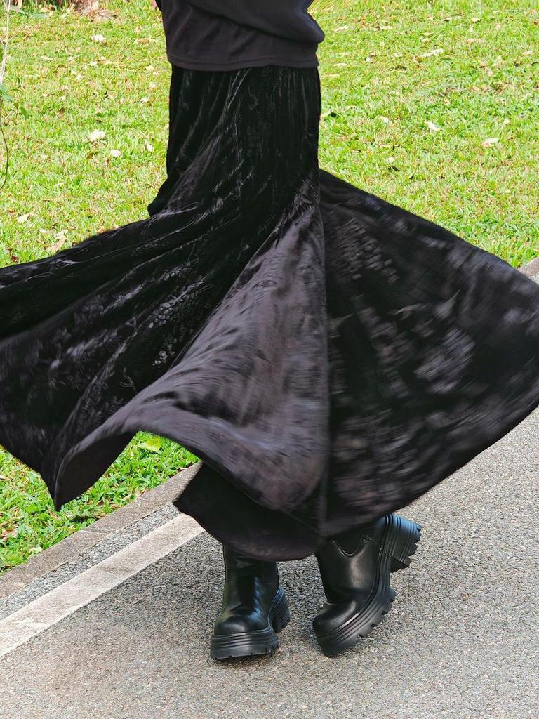 Elegant High-Waisted Dark Purple Velvet Mermaid Skirt - Slimming Autumn/Winter Style with Large Hem