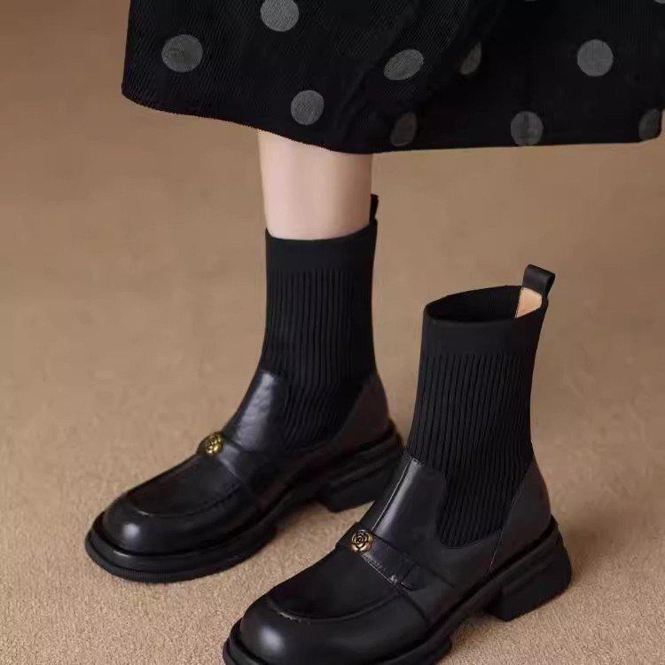 [Ushilai] British Style Thin Boots Women's 2025 Spring New Camellia Pearl Thick Heel Elastic Martin Boots