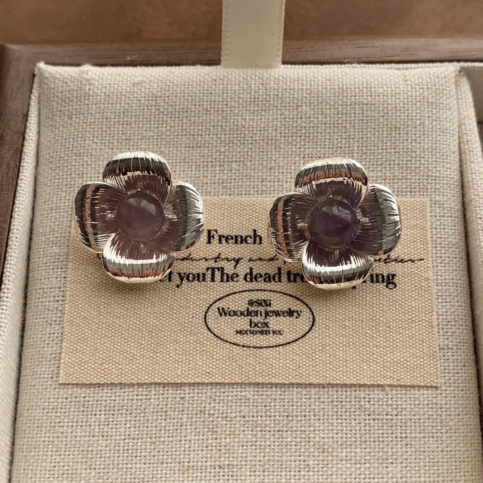 

Metal three-dimensional petal stud earrings polishing process natural stone earrings gentle and delicate perfect earrings