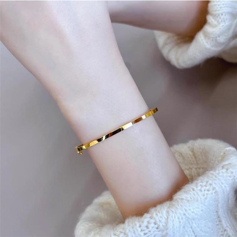 Luxury-Style Super Glittering Golden Shimmering Heritage Bracelet for Women - Simple Design with High-Quality Bracelet