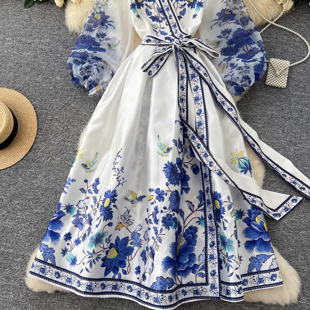 Wunderschönes Chiffon-Wickelkleid mit Blumendruck und Laternenärmeln, Spleißbandage, Schnürung, Kreuz-V-Ausschnitt, dicker Satin, Boho-Partykleidung