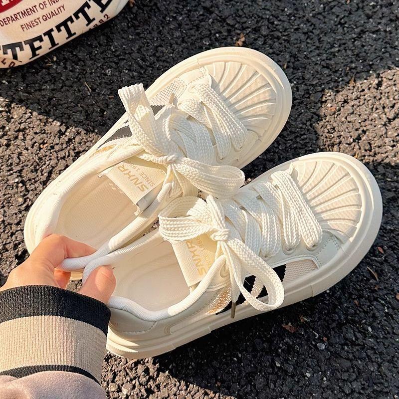 Plateau-Damenschuhe, kleine weiße Schuhe, Damen 2025 neue Sommer atmungsaktives Mesh vielseitige Nischenschuhe, Shell-Zehen-Board-Schuhe