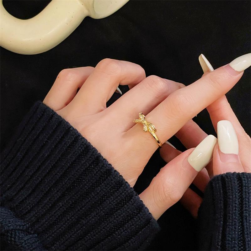 Mittelalterlicher Stil Gold Retro Schleife Hohlöffnung Ring Licht Luxus High Sense Nische Design Zeigefingerring