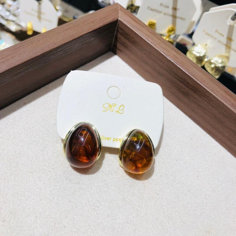 

Maillard Warm Brown Cat s Eye Earrings for Women Autumn and Winter Fashion Minimalist Geometry Jewelry Gifts темно-коричневого кольору