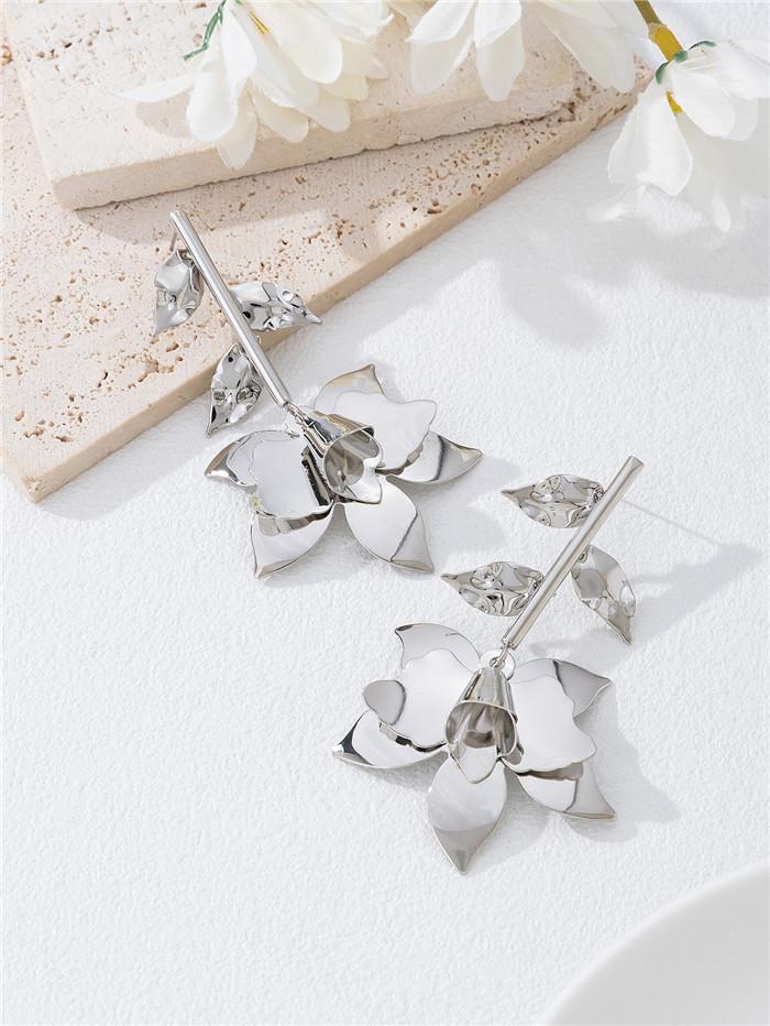 

Retro Premium Metal Flower Earrings Are Suitable For Women S Daily Party Beach Vacation Wear срібний
