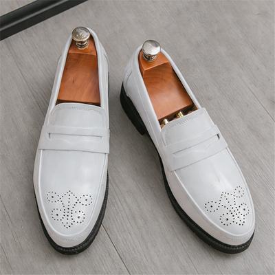 Neue Mode Herren Weiß Schwarz Lackleder Kleider Freizeitschuhe Herren Brogues Loafer Hochzeitskleid Business Homecoming Schuhe