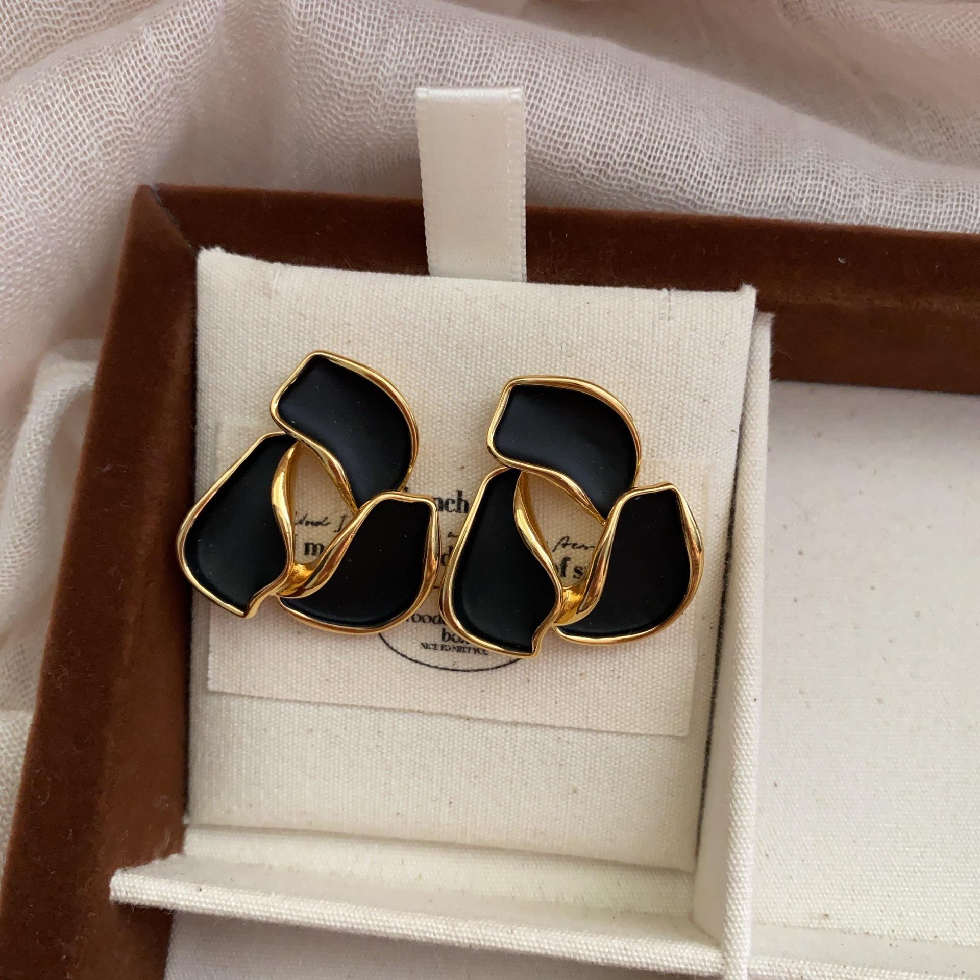 

Three-dimensional geometry triangular flower color dripping oil cloud stud earrings cold and gentle retro small fresh and advanced sense