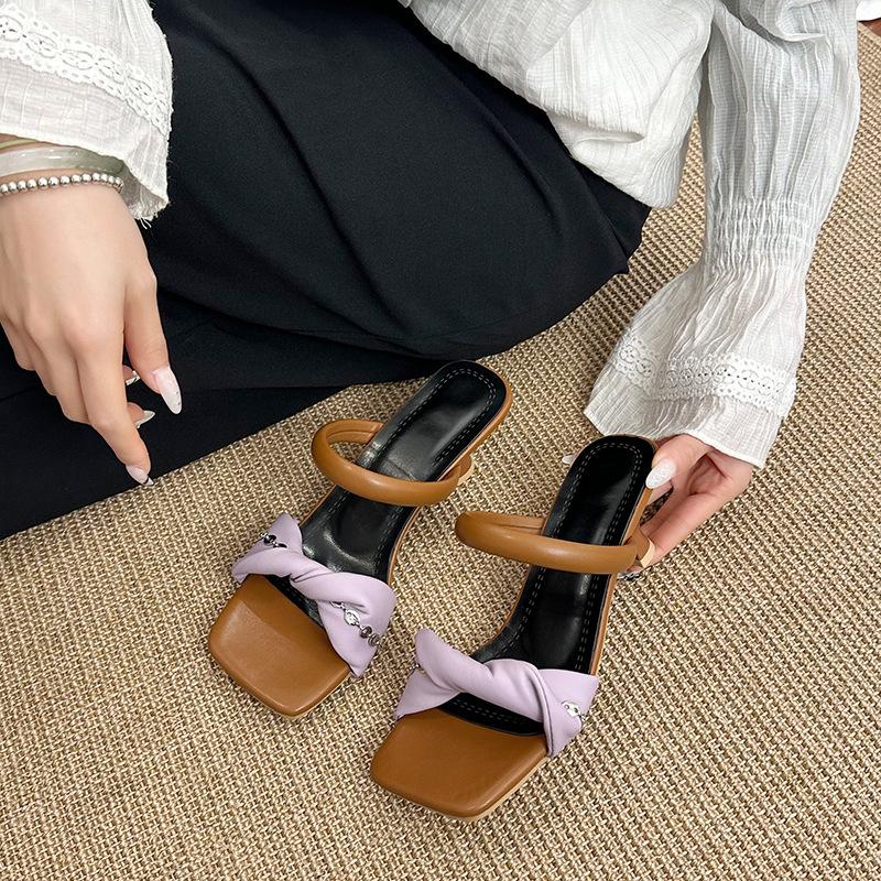 Design sense color matching 2025 thick heel square head sandals women's summer wear French niche low heel premium one-word slippers