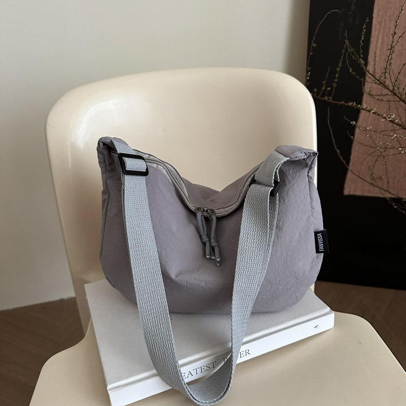 Simple literary dumpling bag women 2025 new niche casual shoulder bag light bag solid color fashion messenger bag