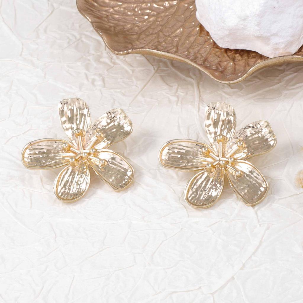 The Unique, Retro and Cold Style Metal Alloy High-end Design Sense, Simple Texture and Floral Ear Studs Are Versatile for Women