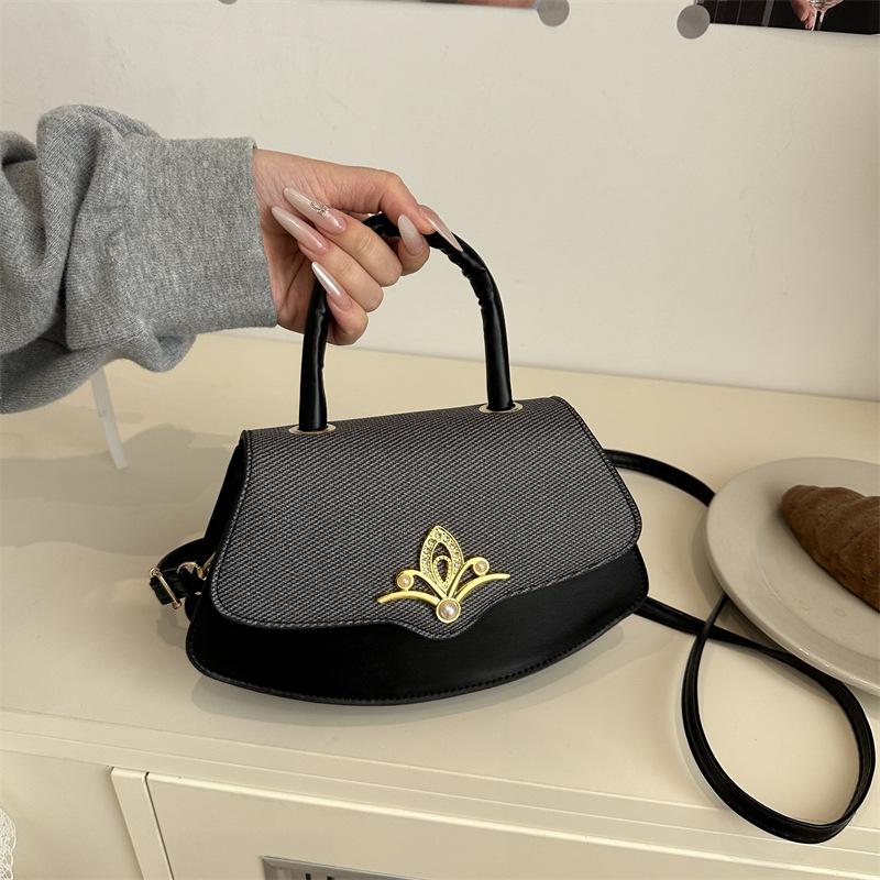 

Korean version ins personalized casual retro fashion shoulder bag women s versatile commute to work foreign style advanced sense messenger bag чорний