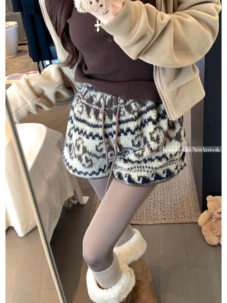 Women's High-Waisted Casual Caramel Lamb Wool Shorts - Winter Loose Fit Fair Isle Pattern