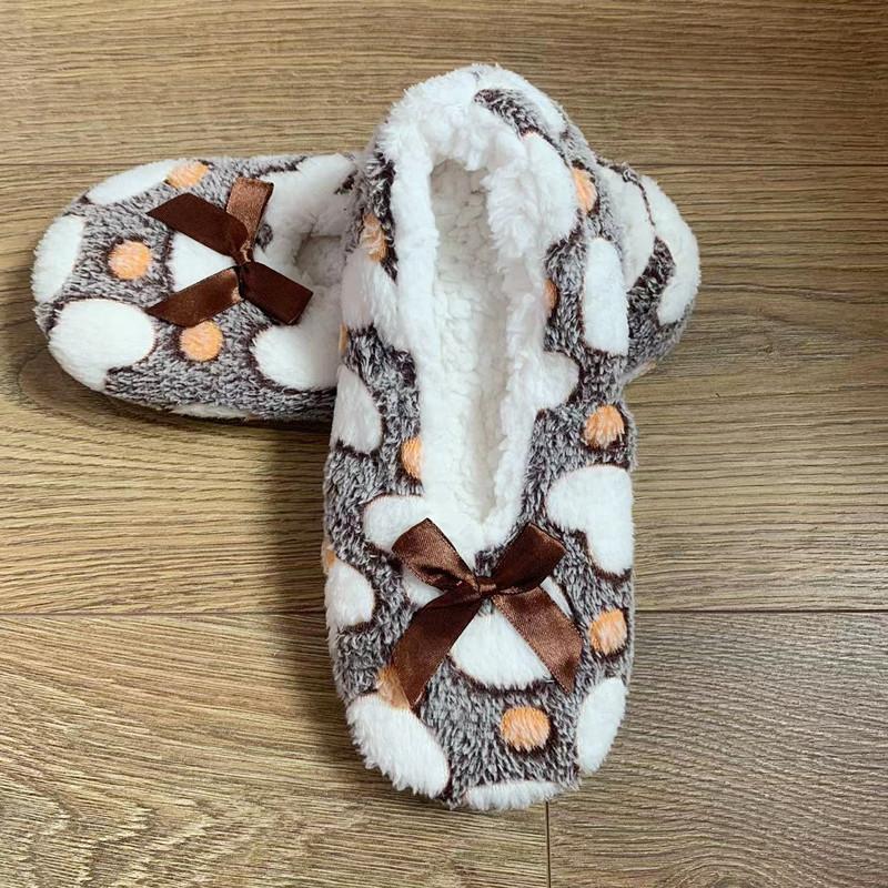 Women's Cozy Plush Heart Pattern Slip-On Slippers with Non-Slip Sole Warm Indoor Footwear for Home All-Season Comfort Floor Socks