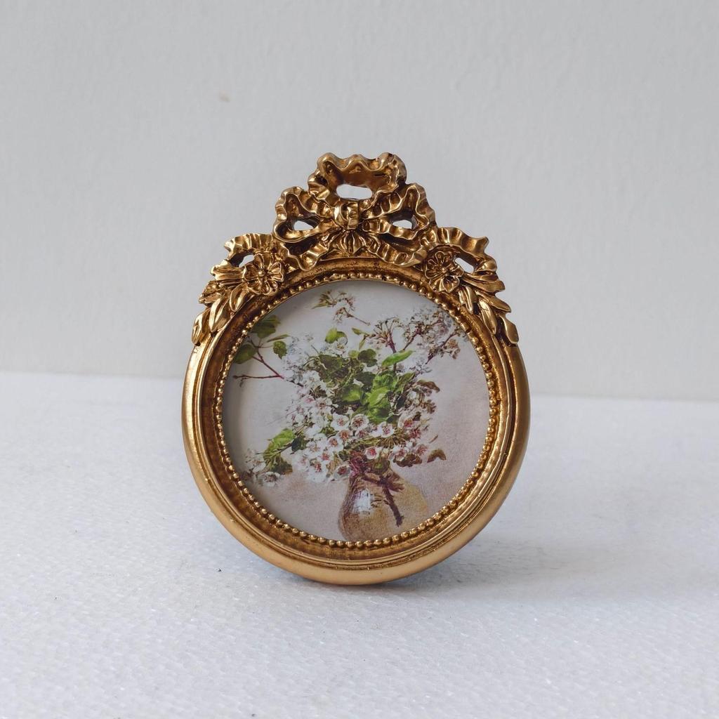 European Retro Carved Photo Frame: French Light Luxury Resin Decor for Wall or Tabletop in Living Room or Bedroom.