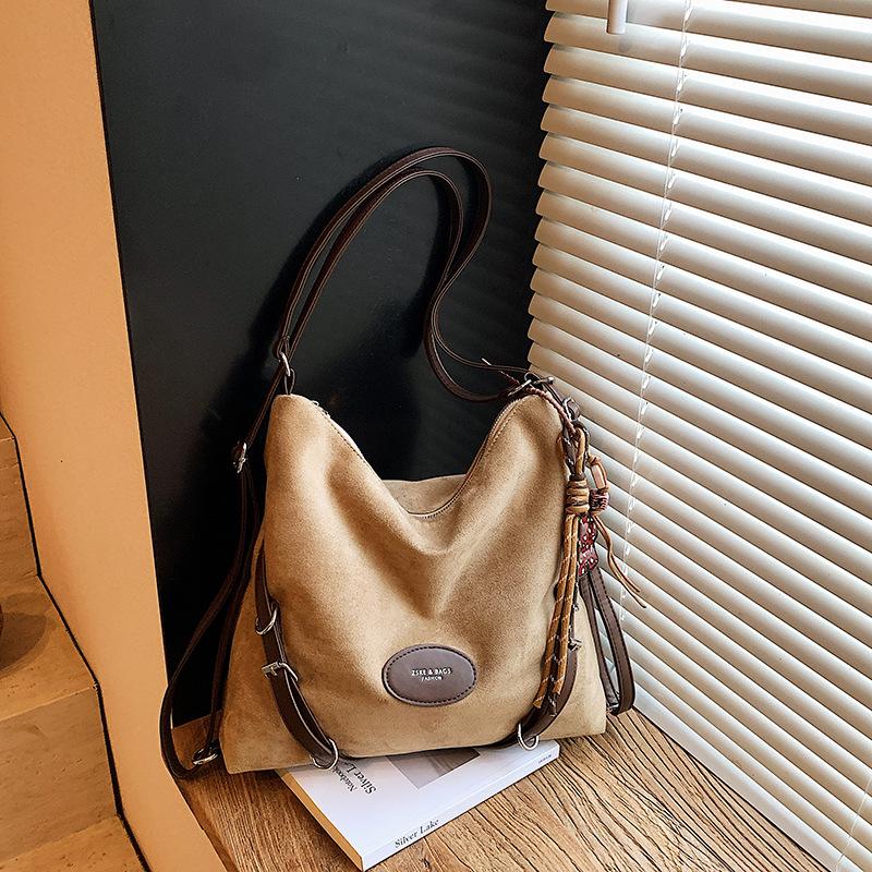 

Casual commuter backpack women s large-capacity soft leather shoulder bag 2025 autumn new lazy wind retro backpack No pendant хаки