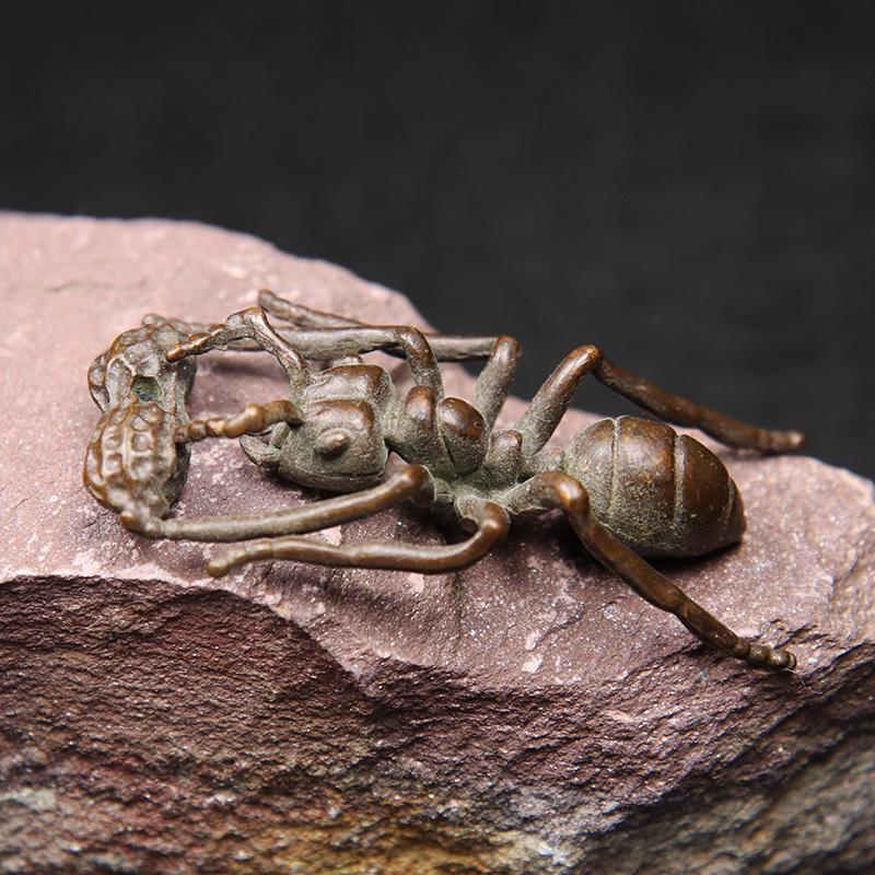 Antique Copper Ant Holding Peanut Figurine Miniature Desk Ornament Creative Animal Incense Holder Lucky Decor Crafts Accessories