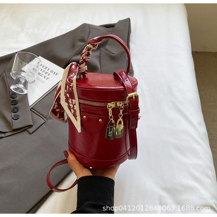 

Серебристая простая маленькая сумка женская 2025 лето новая портативная сумка-цилиндр модная зарубежная универсальная текстурная сумка-мессенджер бордовый