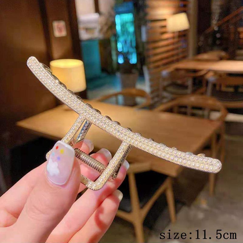 Shark Clip 2022: Fashionable Butterfly Hair Claw, Elegant Large Floral Design for Ponytail and Back of Head Styling