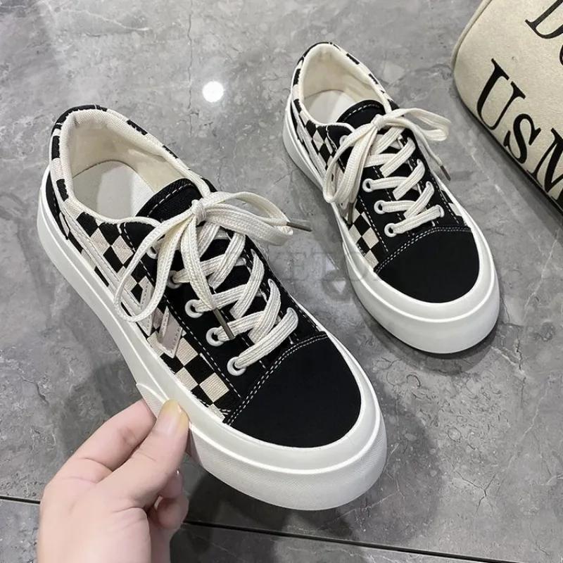 Les chaussures en toile à damier à semelles épaisses sont des chaussures décontractées confortables, respirantes, antidérapantes, à la mode et polyvalentes