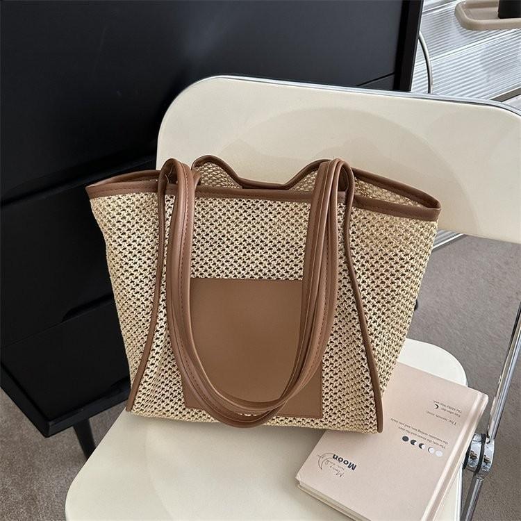 

Modern Casual Woven Beach Bag For Women Featuring Spacious Design And Trendy Look коричневий