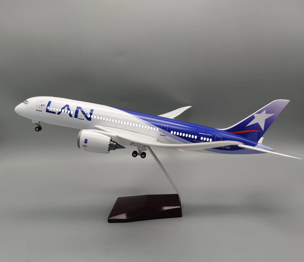 B787 Chile LAN Airways Diecast Resin Model Plane With Light & Base 1:130 Scale Static Airplane Enthusiasts Gift Decor