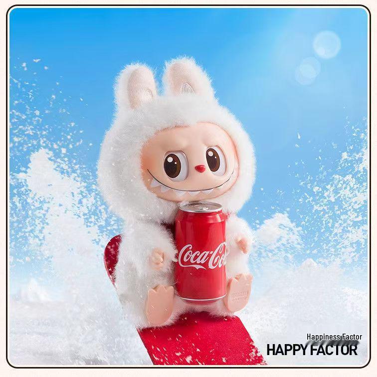

Виниловая фигурка Labubu Coca-Cola третьего поколения и плюшевый брелок-макарон «Сердцебиение»