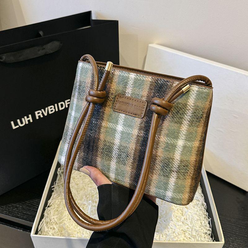 

Женские сумки контрастных цветов, новые модели ретро-клетки осень-зима 2025, модный стиль колледжа, универсальная сумка-мессенджер на плечо, сумка-ведро. зелёный