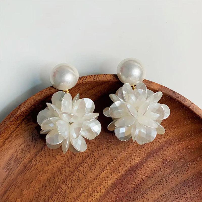 Elegant Pearl Hydrangea Stud Earrings: Fresh and Versatile Light Luxury Jewelry