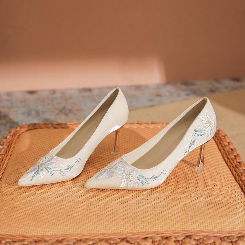 Chinese embroidery main female new bridal shoes show clothes can usually wear high heels