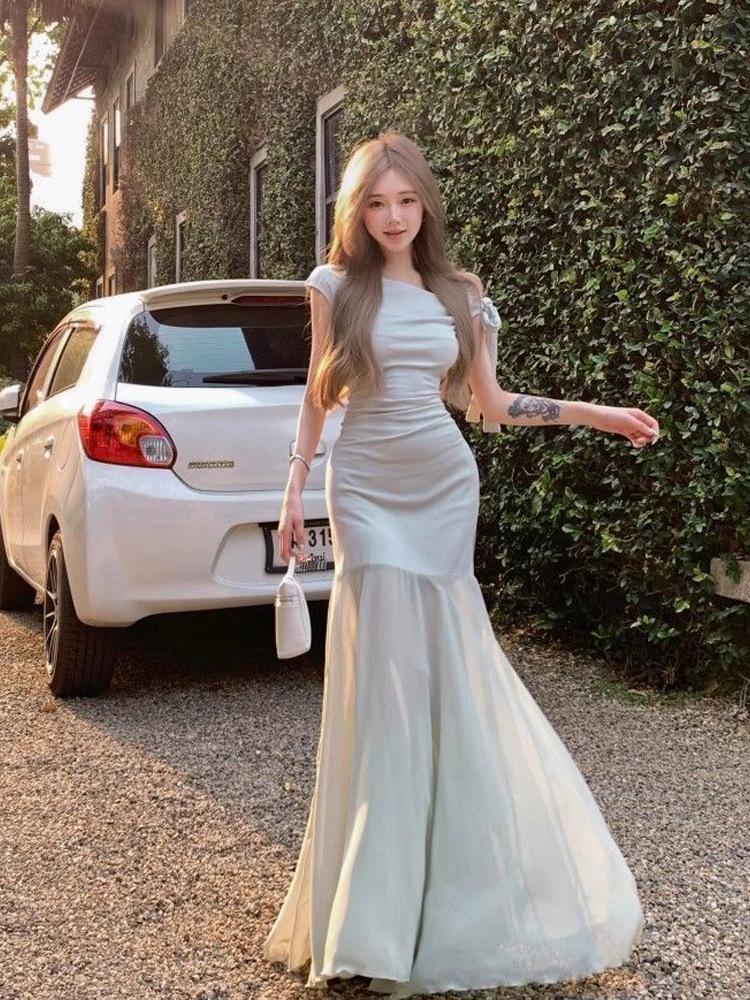 Women's 2025 Summer French One-Shoulder Dress: Gentle, Slimming A-Line with Waist-Cinched, Hip-Hugging Design