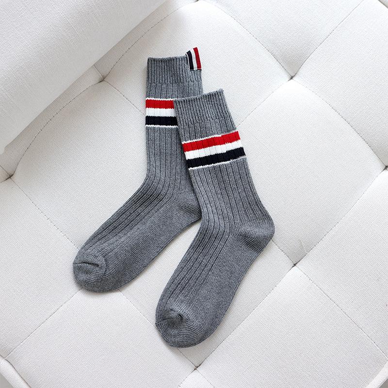 

Женские носки средней длины в полоску TB Thick Line — модный японский студенческий стиль с этикеткой из ткани с двумя полосками серый