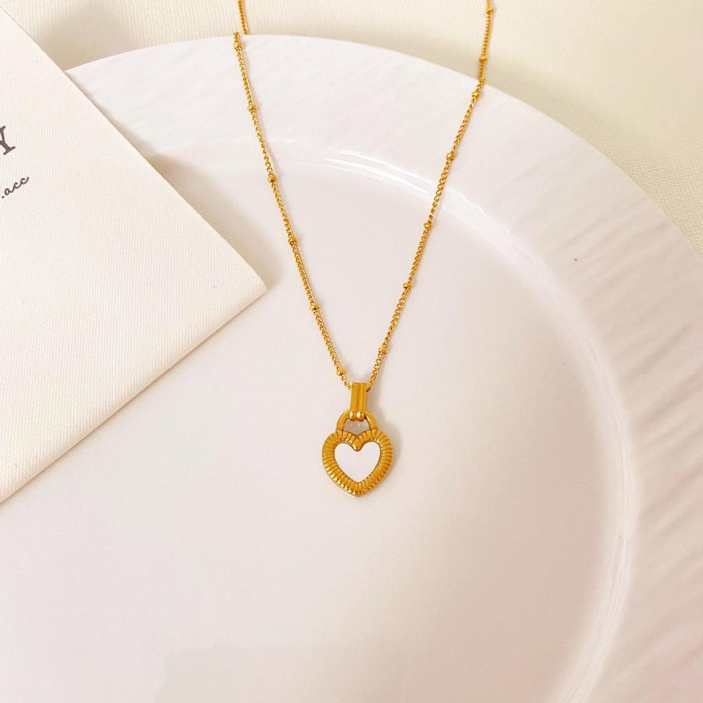 French Black & White Heart Necklace for Women - Double-sided Peach Heart Pendant, Chic and Versatile.