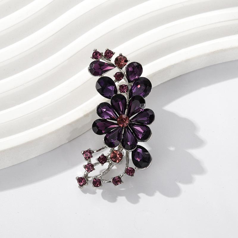 Elegante Blumige Bambus Brosche - Luxuriöse Rote Blume Corsage Anstecknadel für Damen