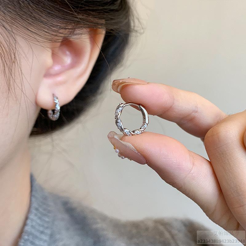 Elegant Twisted Copper Zircon Ear Cuffs: Light Luxury High-End Hoops, 2025 New Design.