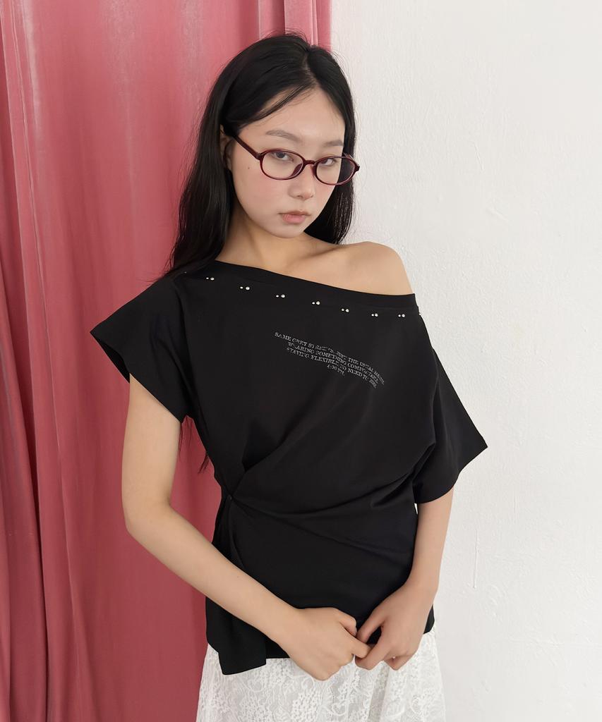CHICKS Studded Lineup Graphic One-Shoulder Short Sleeve Black