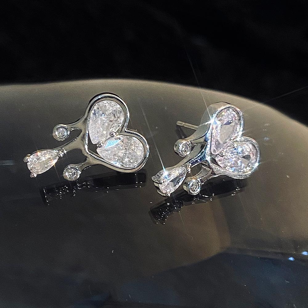 European & American C-Shaped Heart Velvet Stud Earrings for Women – Elegant Korean Style Accessories.