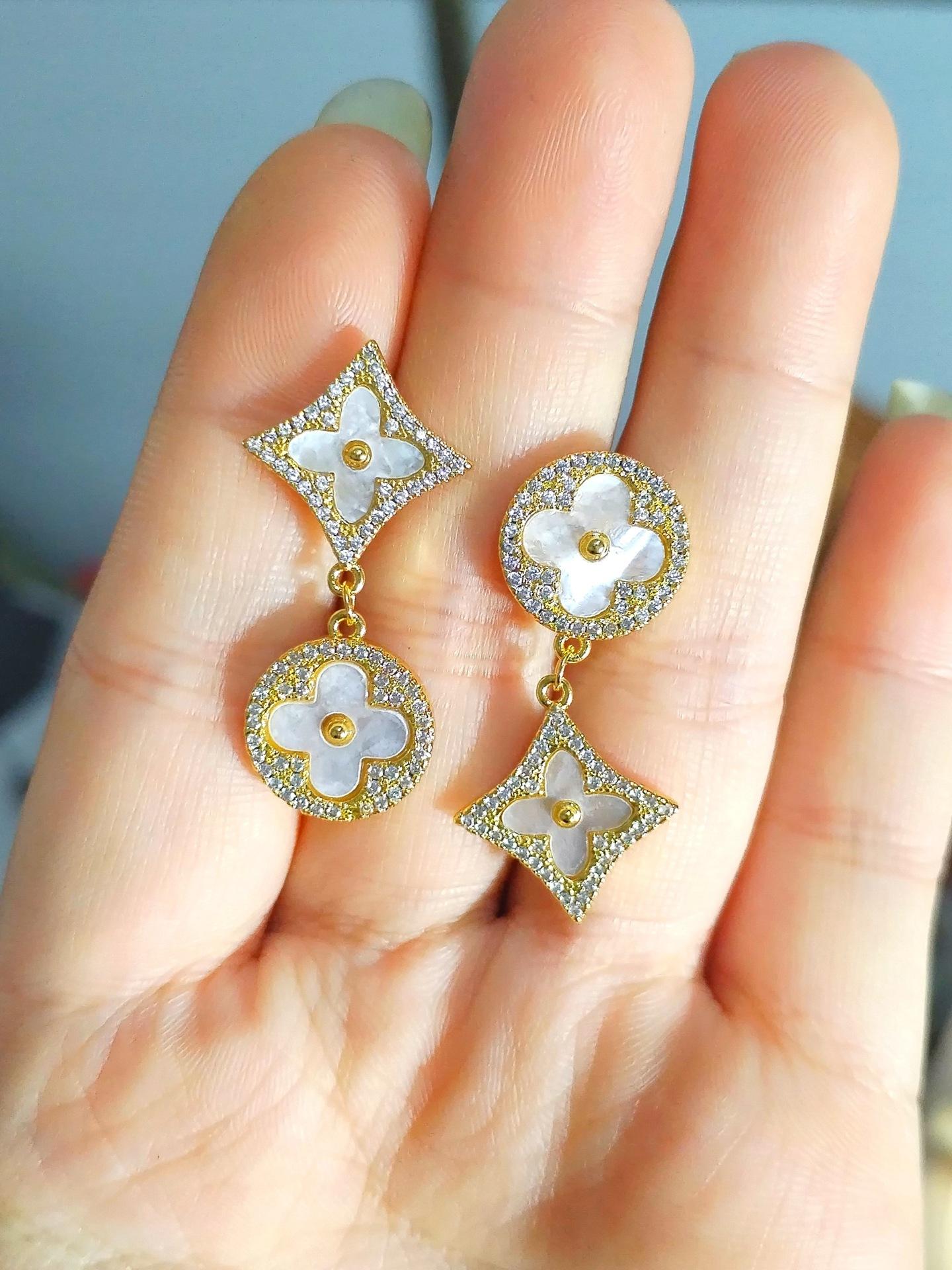 

New trendy Korean earrings with diamond studs, four-leaf flower earrings, long spring and summer high-end earrings.