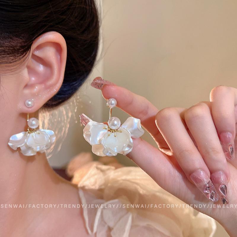 Exquisite white pearl petal earrings, women s explosive stud earrings, unique design, niche earrings