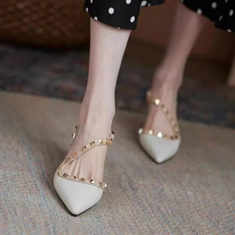 Mode 2025Mode Spitzschuh Dicke Ferse Sandalen Persönlichkeit Nieten Damenschuhe Slipper Freizeitschuhe Sommer Neue Sandalen