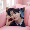 Koreanischer Prominenter Byeon Wooseok Zweiseitig bedruckter Kissenbezug Kurzer Plüsch Geeignet für Wohnzimmer Schlafzimmer Wurfkissenbezug