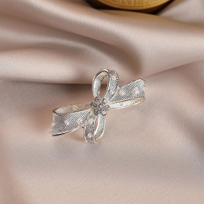 Bow Brooch for Women, A Light Luxury and Niche Pearl Brooch, A Suit Jacket That Prevents Exposure