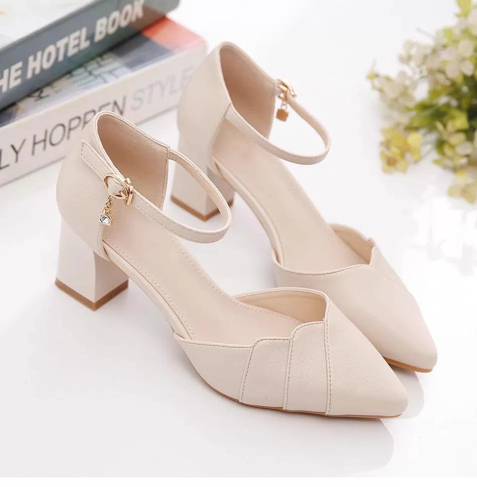 

2025 остроносые сандалии из мягкой кожи женские летние новые с сумкой на носке и ремешком на одной пряжке на высоком каблуке полые одинарные туфли женские 34