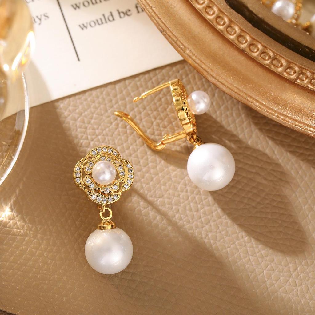 Luxurious Flower Pearl Zirconia Stud Earrings in Gold-Plated Copper – Elegant, Versatile Jewelry