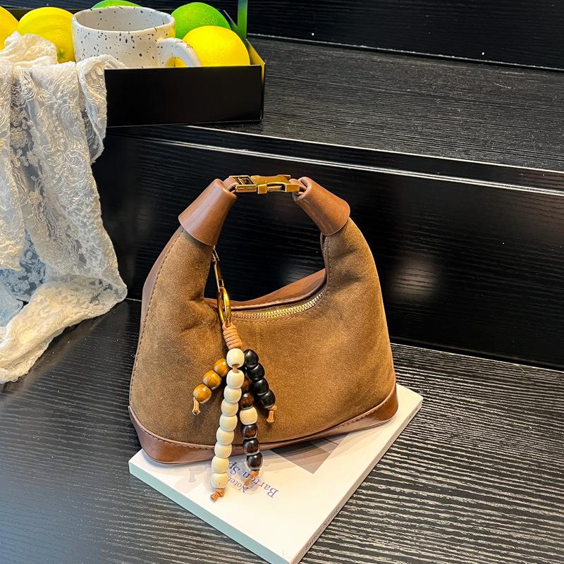 Premium sense niche bag women's autumn and winter 2025 new matte retro messenger bag casual explosion portable dumpling bag